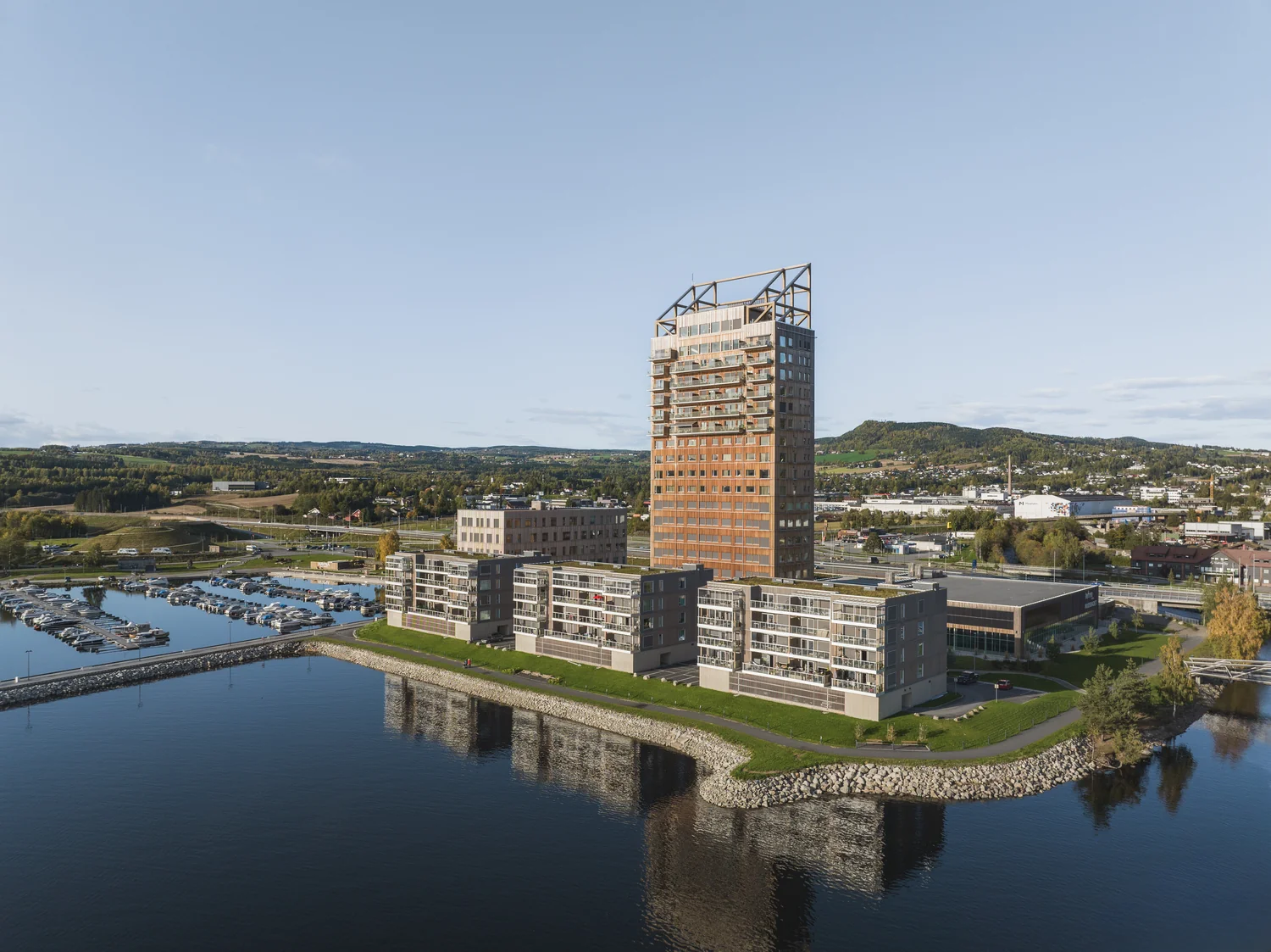 Oversiktsbilde av hotell ved vannet Dronebilde av hotell ved vannet med utsikt mot byen