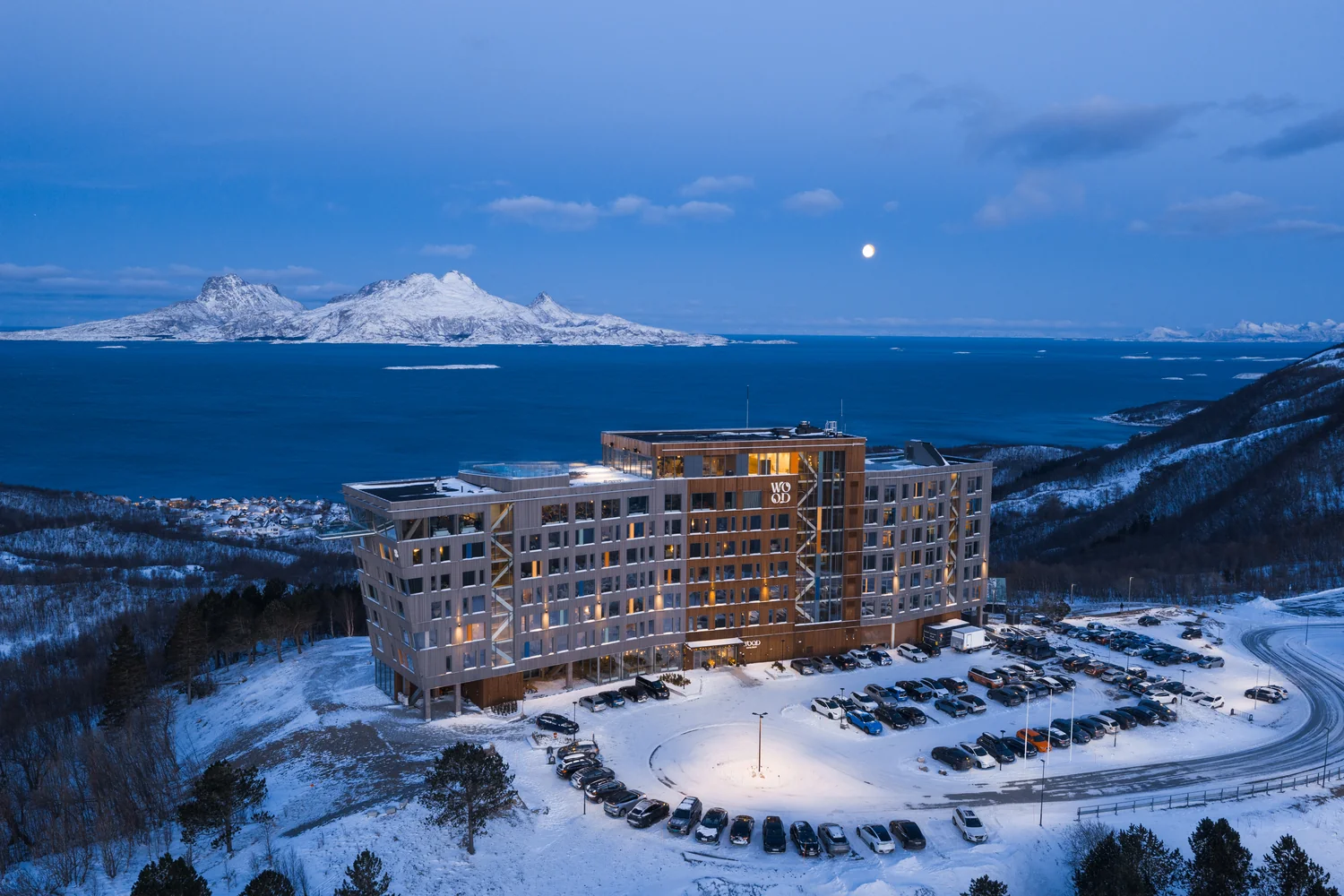 Hotell ved sjøen i vinterstemning Moderne hotell i vinterlig kystlandskap ved skumring