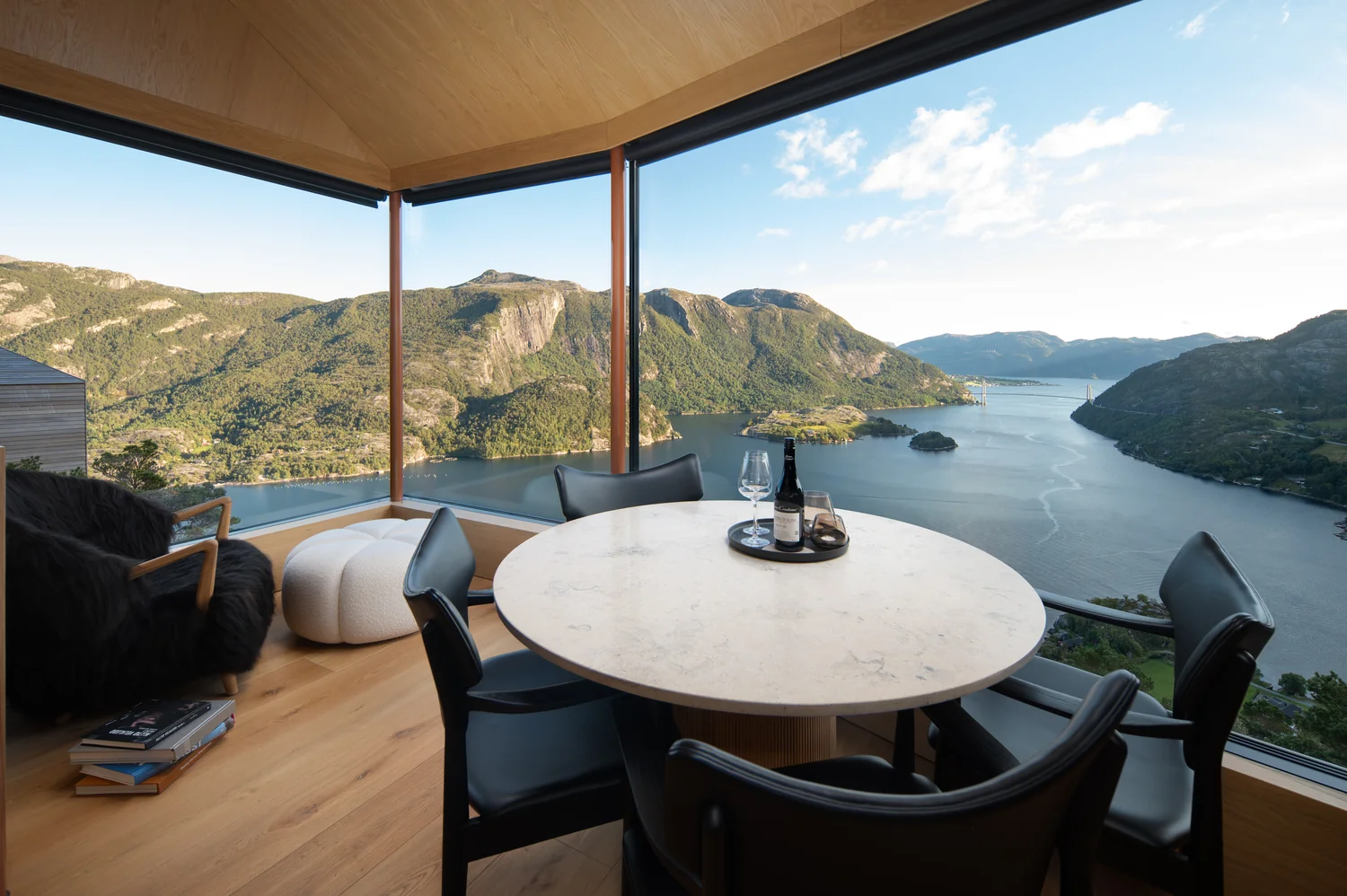 Hotellinteriør med utsikt og ro Eksklusivt hotellinteriør med panoramavindu og utsikt mot fjord