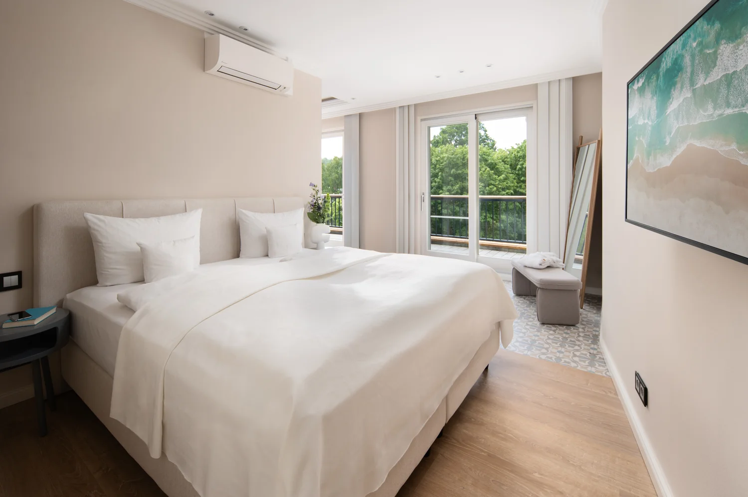 Romslig hotellrom med dagslys Lyst hotellrom med dobbeltseng, balkong og mye dagslys