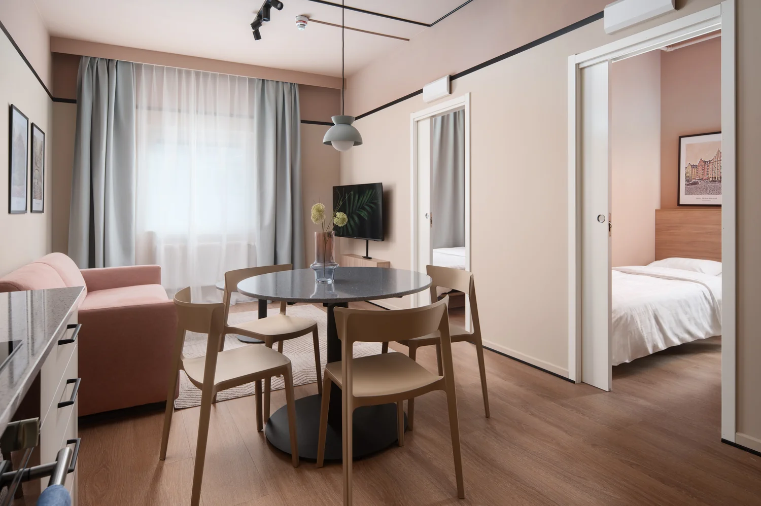 Romslig hotellleilighet med flere soner Moderne hotellleilighet med spiseplass, stue og separat soverom