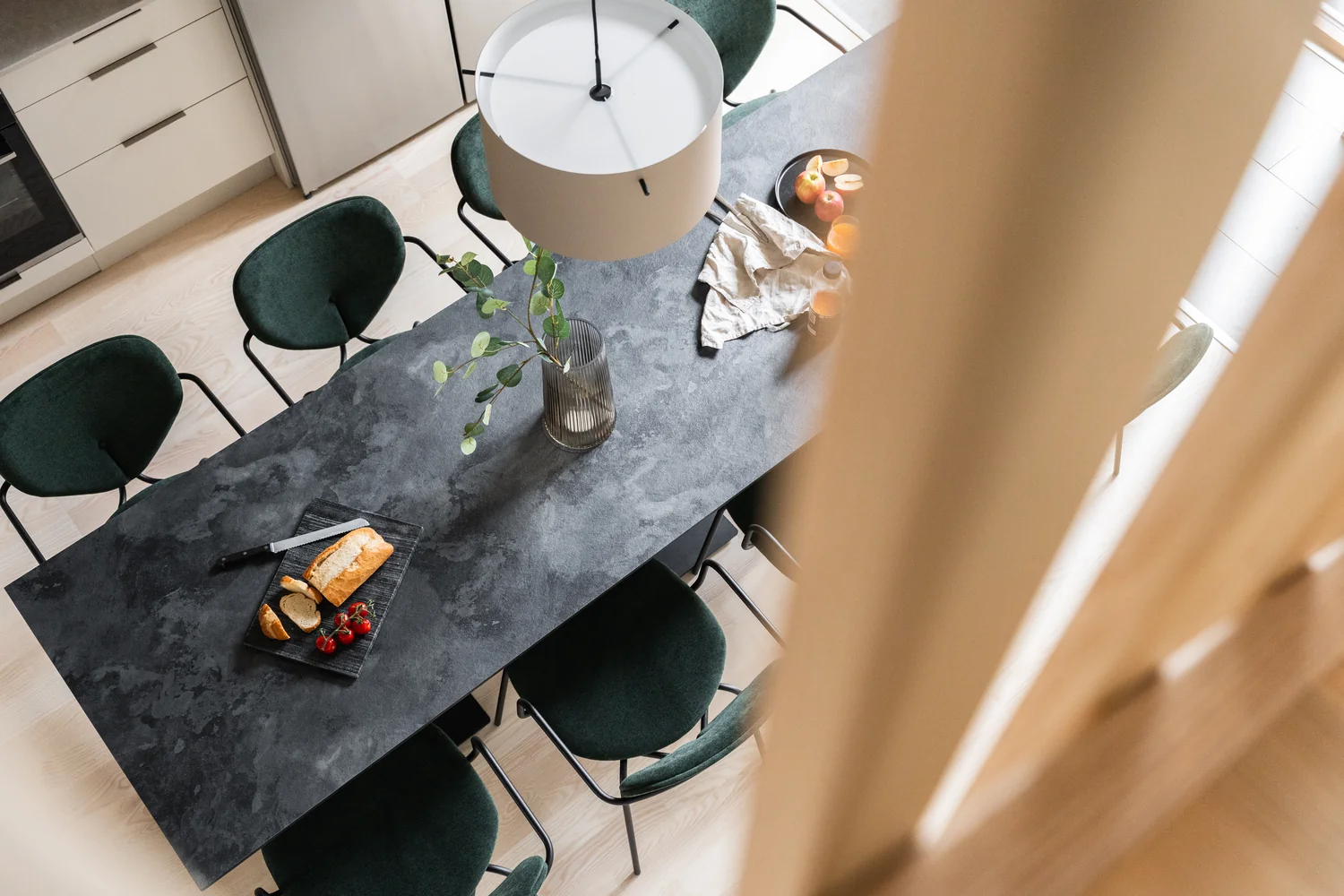 Hotellleilighet med kjøkken og spiseområde Moderne hotellleilighet med spiseplass, designkjøkken og dekket bord