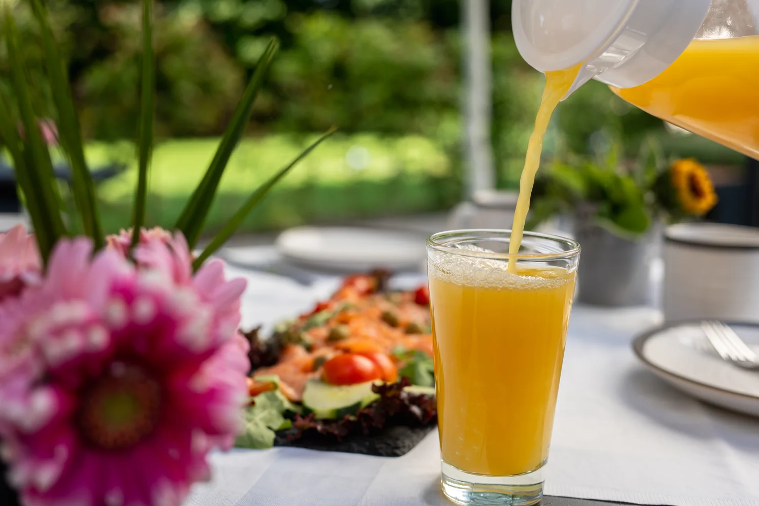 Hotellfasade ved kysten i kveldssol Moderne hotellarkitektur ved kysten i solnedgang