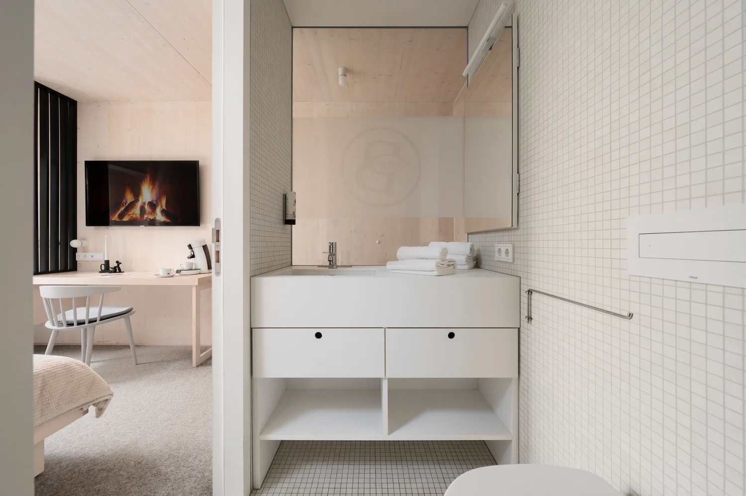 Frokostoppsett fotografert ovenfra Hotellfrokost ovenfra med kaffe, croissant og friske ingredienser