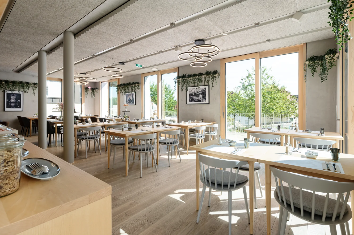 Minimalistisk hotellbad med dusjsone Moderne hotellbad med dusj og tydelig linjeføring