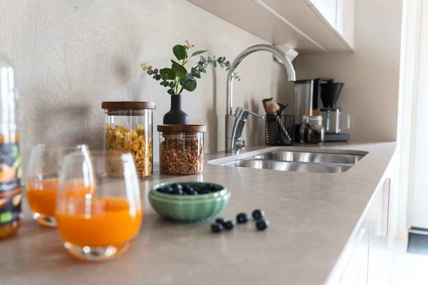 Boutiqueinspirert hotellrom Elegant hotellrom i boutique-stil med dobbeltseng og nøye utvalgt interiør