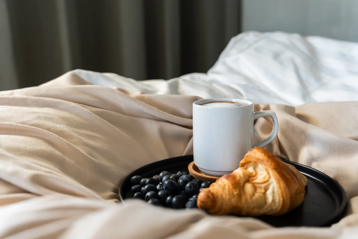 Designbad med mørke overflater Moderne designbad på hotell med regndusj og mørke materialer