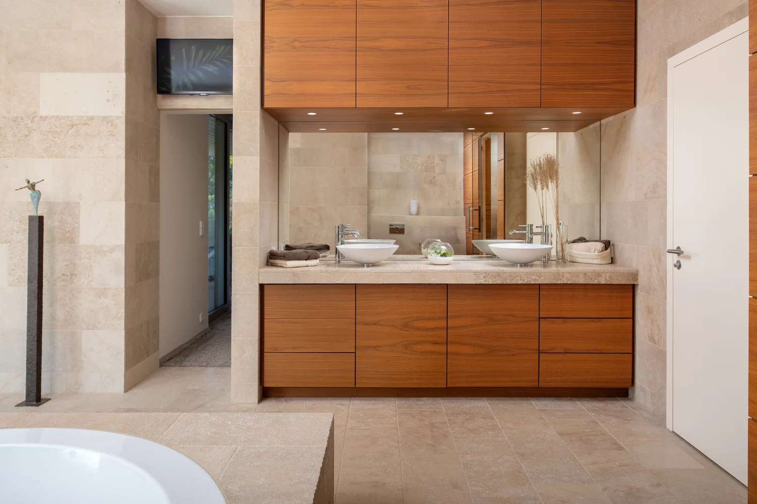 Lyst hotellrom med utsikt over byen Moderne hotellrom med byutsikt, dobbeltseng og naturlig dagslys