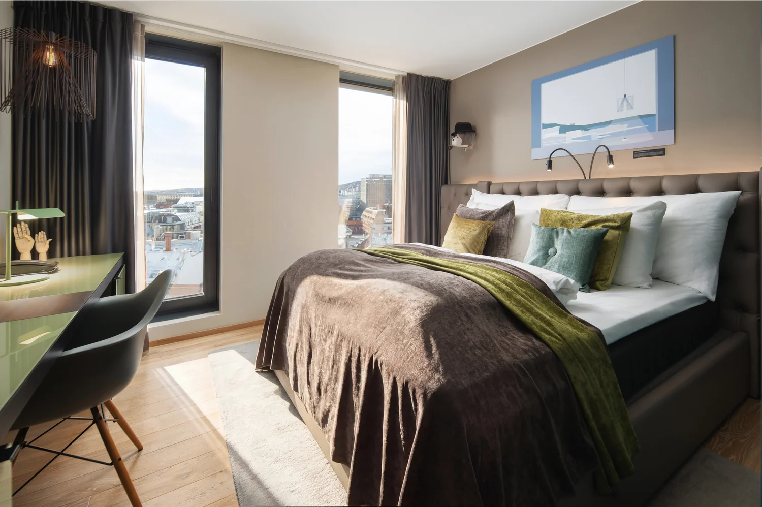 Frokostøyeblikk med frisk servering Frokostscene på hotell med nypresset juice og sunne retter