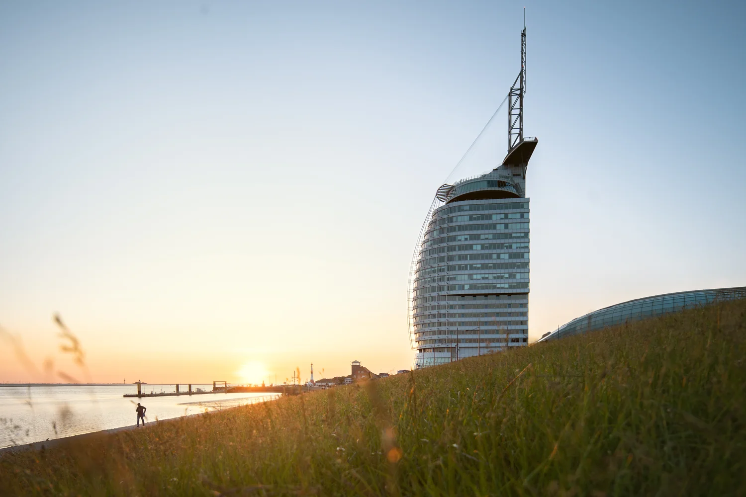 Lyst bad med funksjonelt hotellinteriør Lyst hotellbad med minimalistisk design og integrert arbeidsplass