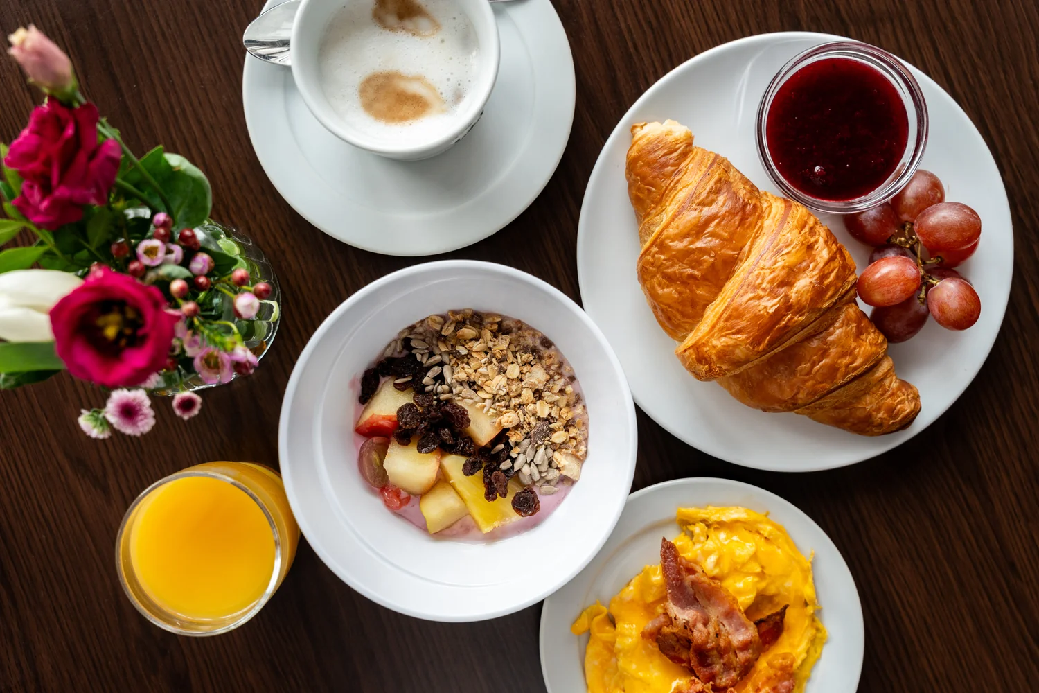 Lyst frokostområde med hotellatmosfære Frokostrom på hotell med store vinduer og dagslys