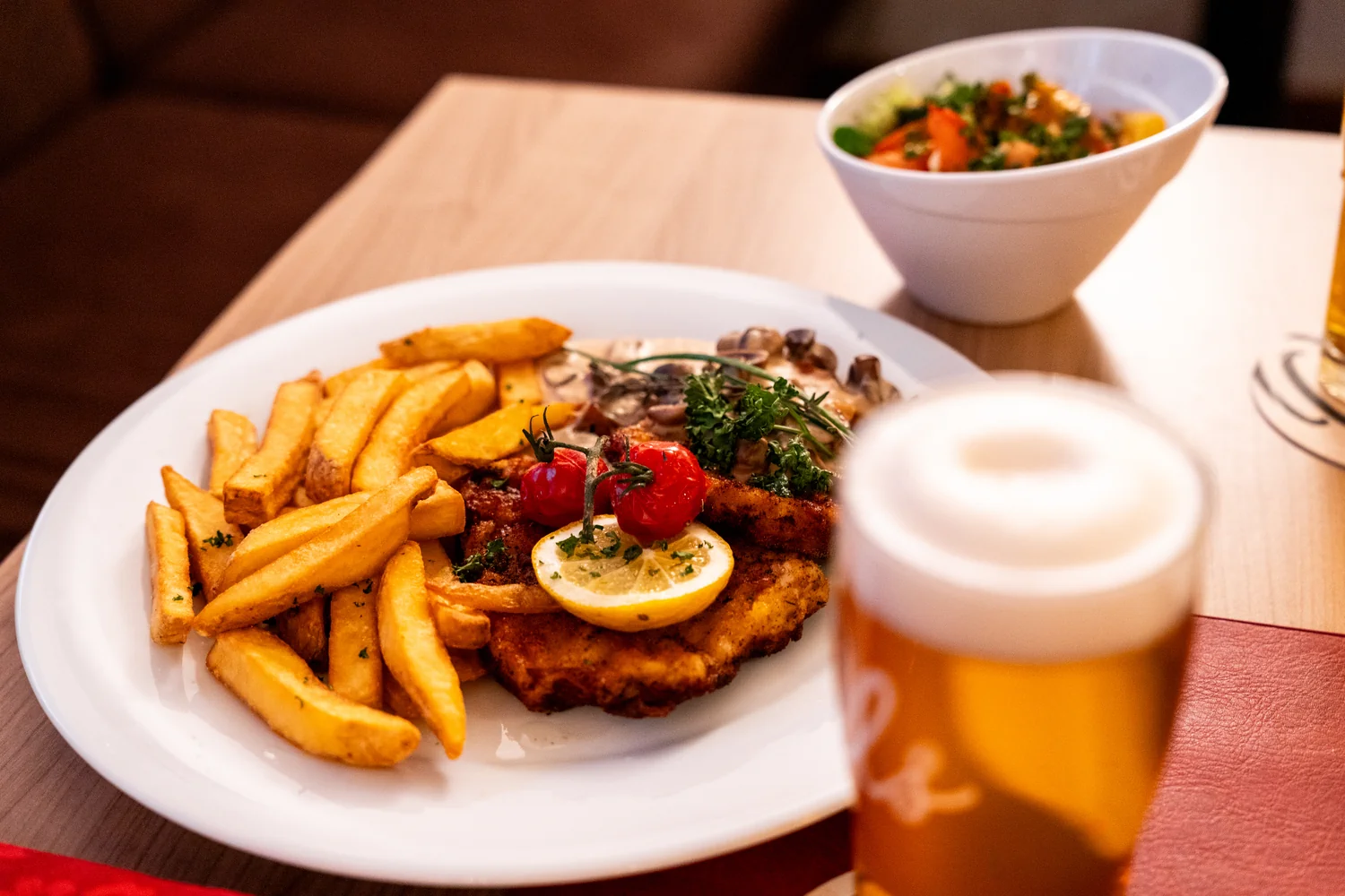 Kjøkkendetalj med varm hotellstemning Detaljbilde av moderne hotellkjøkken med frokostoppsett og naturmaterialer