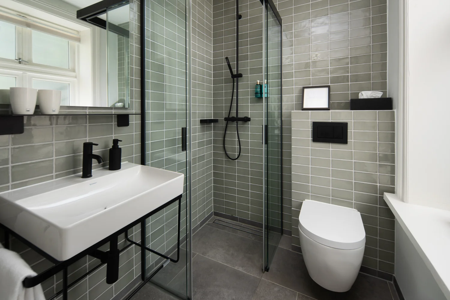 Hotellfrokost som formidler gjesteopplevelse Frokost servert i hotellseng med kaffe, croissant og bær