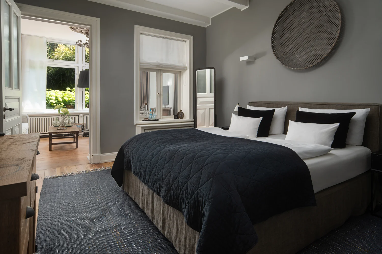 Eksklusivt bad med naturstein Luksuriøst hotellbad med naturstein og dobbelt servantmøbel