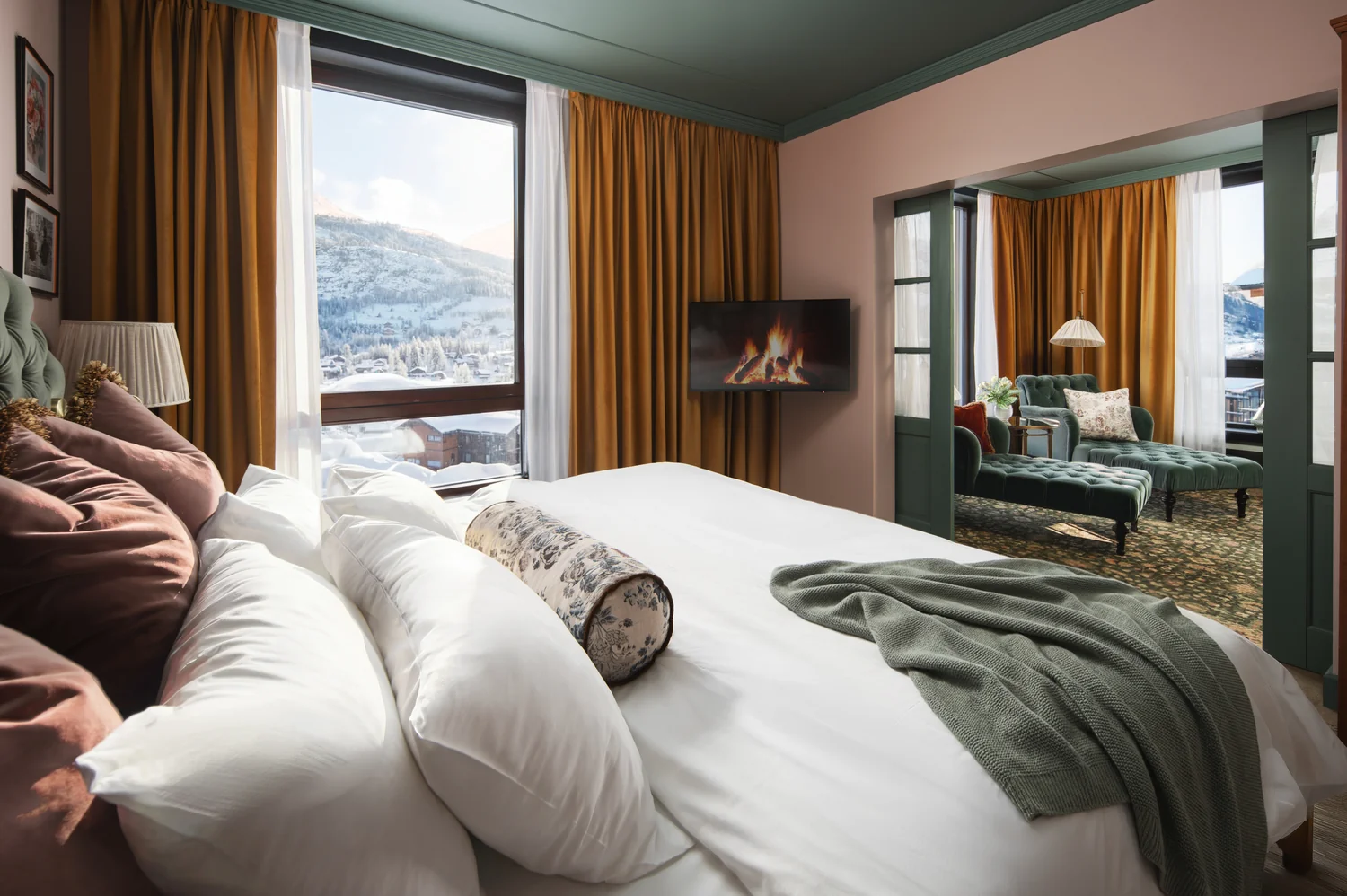 Hotel in besneeuwde bergen bij schemering met warm verlichte kamers